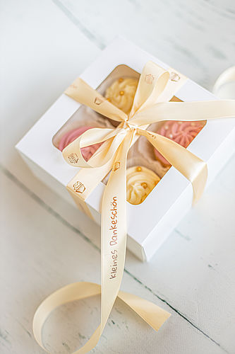 personalisiertes Geschenkband Schleifenfee Muttertag Pralinen