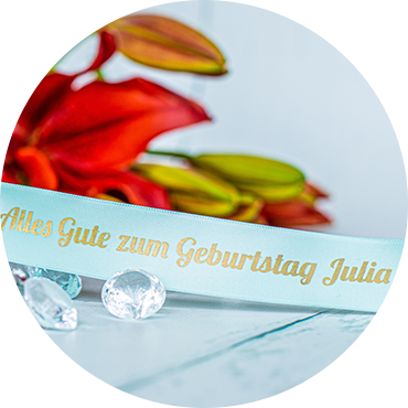 Blumenstrauß mit personalisiertem Band