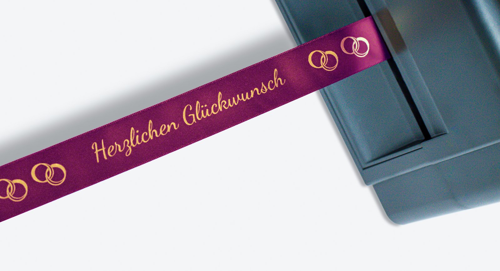 Schleifendrucker mit personalisiertem Geschenkband zur Hochzeit